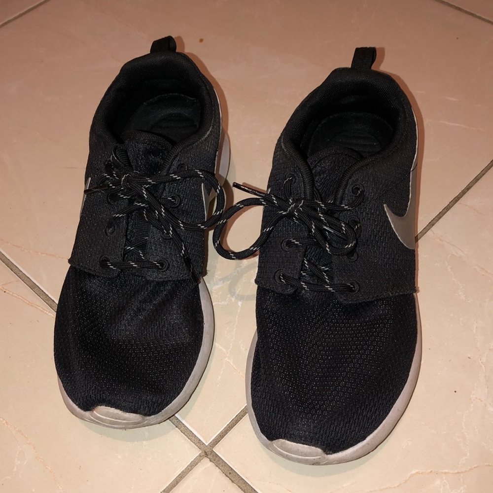 Nike Roshe shoes 6.5